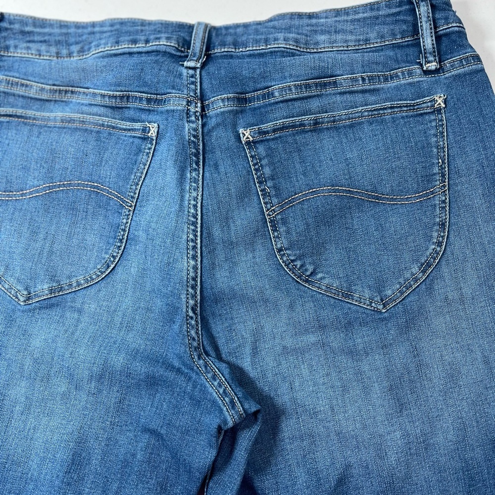 Lee Ryder Women’s Classic midrise Blue Jean Shorts, size 16M - Picture 11 of 13